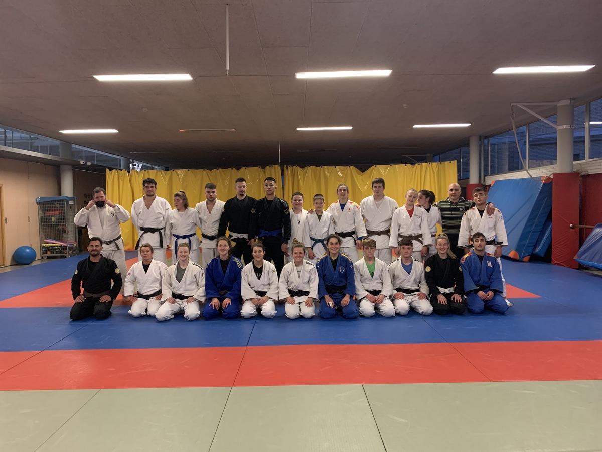 Ciprian Dumitru, da una clase en el Estadio Larrabie de Pamplona. 06-04-22